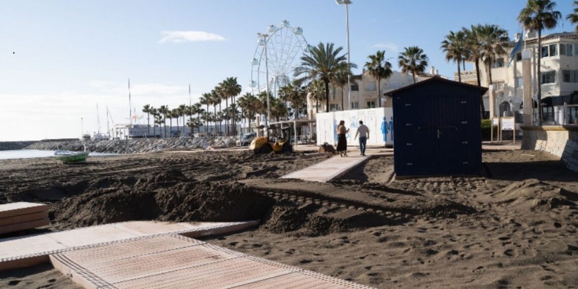 Benalmádena avanza en la instalación de nuevas pasarelas en sus playas y en su plan de poda municipal