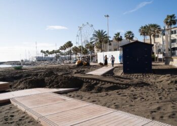 Benalmádena avanza en la instalación de nuevas pasarelas en sus playas y en su plan de poda municipal