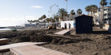 Benalmádena avanza en la instalación de nuevas pasarelas en sus playas y en su plan de poda municipal