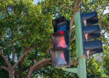 Torremolinos refuerza la accesibilidad con nuevos dispositivos acústicos en semáforos