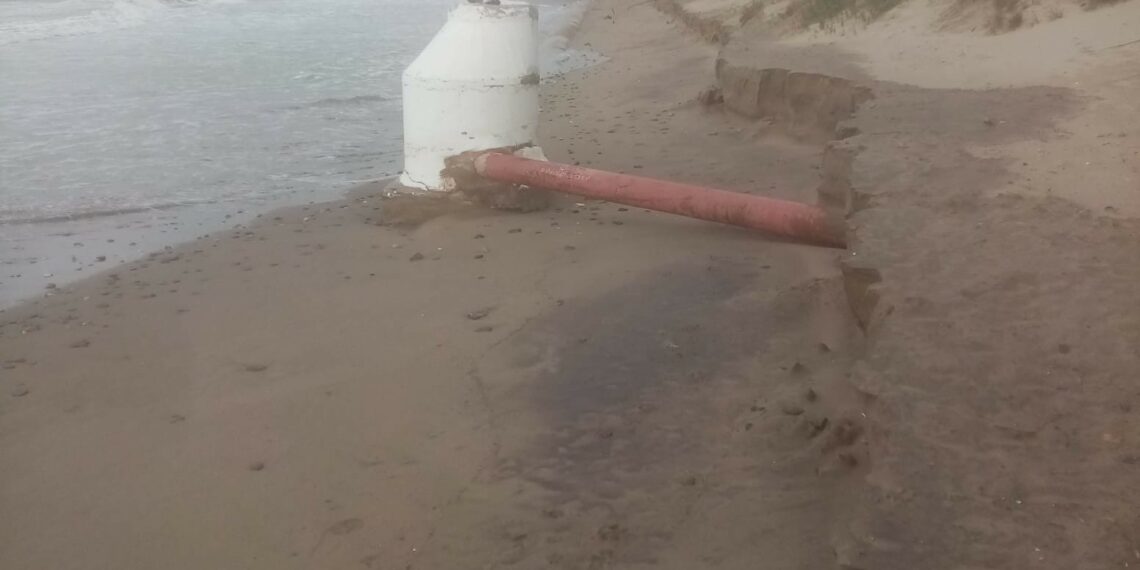 El temporal provoca la pérdida de un 20 por ciento de la arena en las playas de Marbella y daños en infraestructuras y equipamientos del litoral
