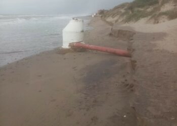 El temporal provoca la pérdida de un 20 por ciento de la arena en las playas de Marbella y daños en infraestructuras y equipamientos del litoral