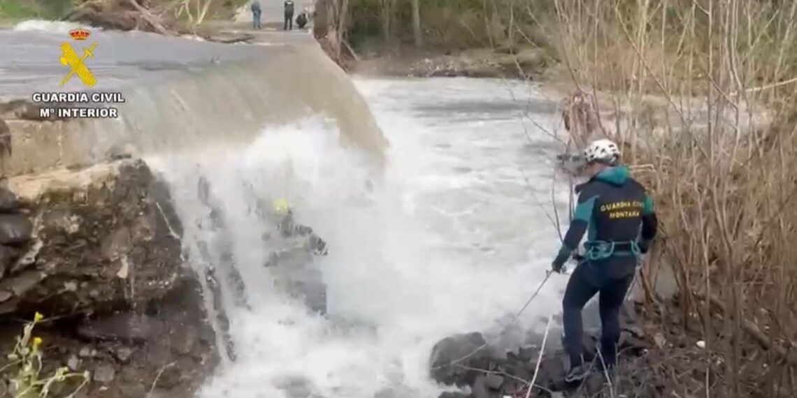 Continúa la búsqueda del motorista arrastrado por la corriente del río Genal