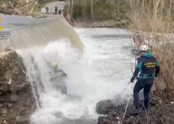 Continúa la búsqueda del motorista arrastrado por la corriente del río Genal