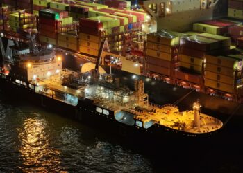 El Puerto acoge el primer suministro de gas líquido a un buque de mercancías desde otro barco