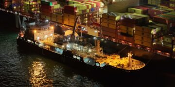 El Puerto acoge el primer suministro de gas líquido a un buque de mercancías desde otro barco