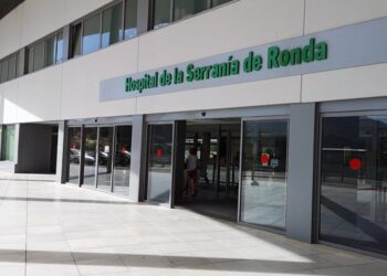 Trasladado al hospital por inhalación de humo tras el incendio de una vivienda en Ronda