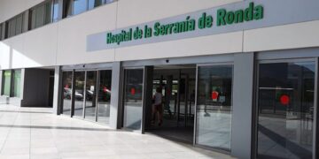 Trasladado al hospital por inhalación de humo tras el incendio de una vivienda en Ronda