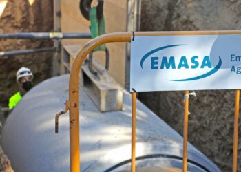 Afectación al tráfico por la reparación de una tubería dañada por la lluvia en la avenida Lope de Vega