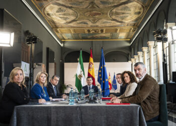 Moreno anuncia con UGT, CCOO y CEA un paquete de medidas para paliar los efectos de los aranceles en Andalucía