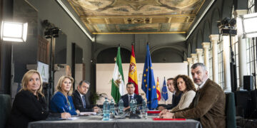 Moreno anuncia con UGT, CCOO y CEA un paquete de medidas para paliar los efectos de los aranceles en Andalucía