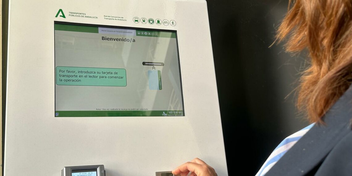 El Consorcio de Transportes instala una nueva terminal de auto recarga de tarjetas en Fuengirola