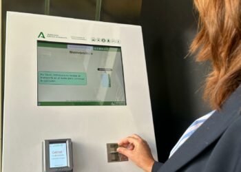 El Consorcio de Transportes instala una nueva terminal de auto recarga de tarjetas en Fuengirola