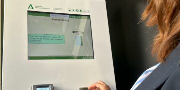 El Consorcio de Transportes instala una nueva terminal de auto recarga de tarjetas en Fuengirola