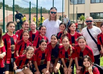 Una visita muy especial: Haaland sorprende a las jugadoras de la UD San Pedro