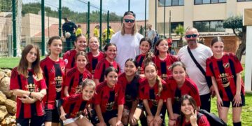 Una visita muy especial: Haaland sorprende a las jugadoras de la UD San Pedro