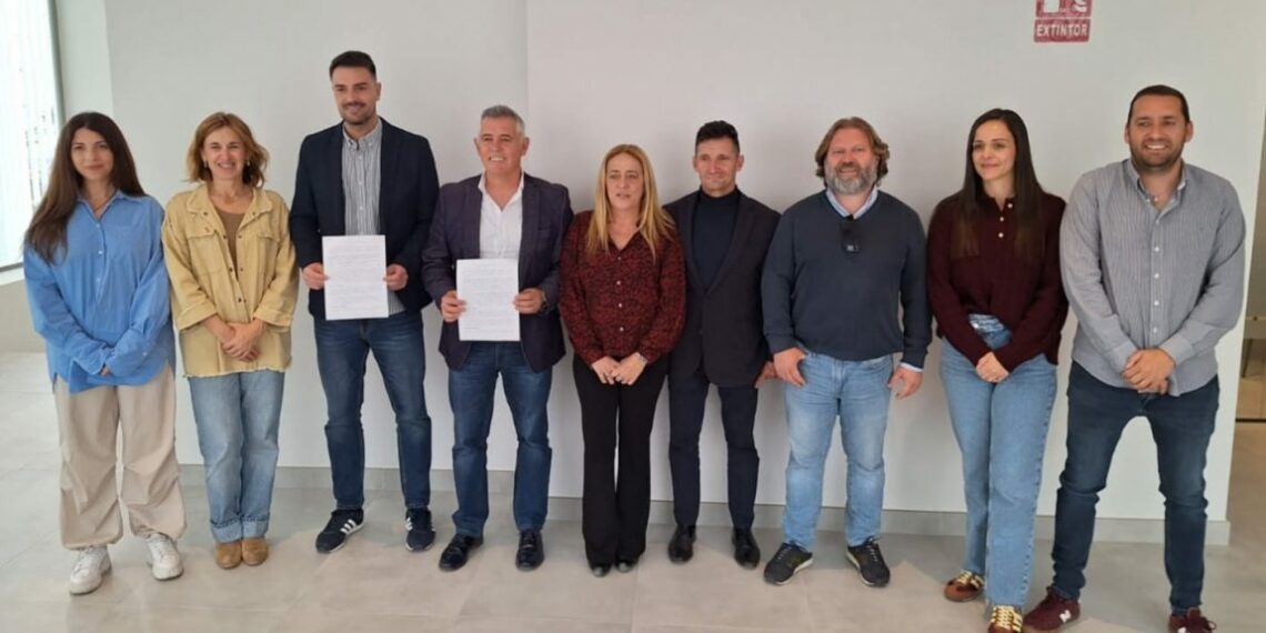 Compromiso Manilva y Con Andalucía IU presentan una moción de censura contra el alcalde del PP