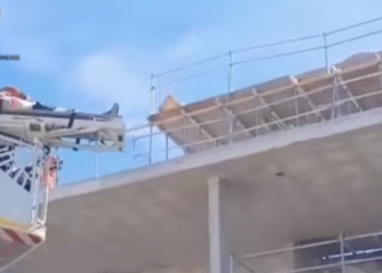 Evacuado al hospital tras caer de unos tres metros de desnivel en una obra en Estepona