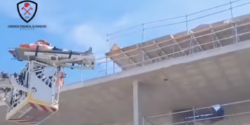 Evacuado al hospital tras caer de unos tres metros de desnivel en una obra en Estepona