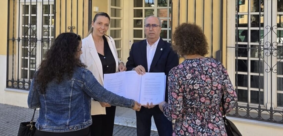 Ayuntamiento y comerciantes entregan 2.323 firmas en Subdelegación del Gobierno solicitando más seguridad