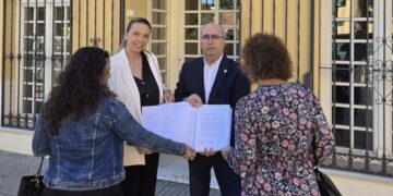 Ayuntamiento y comerciantes entregan 2.323 firmas en Subdelegación del Gobierno solicitando más seguridad