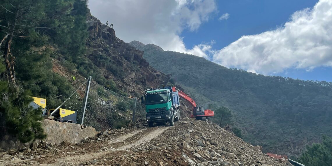 Las obras en la carretera A-397 continúan con el extendido de la malla de estabilización de la ladera