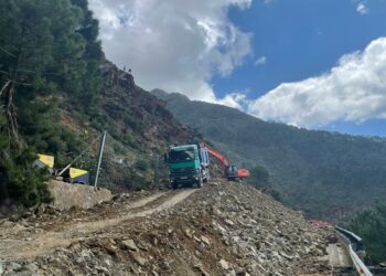 Las obras en la carretera A-397 continúan con el extendido de la malla de estabilización de la ladera