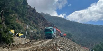 Las obras en la carretera A-397 continúan con el extendido de la malla de estabilización de la ladera