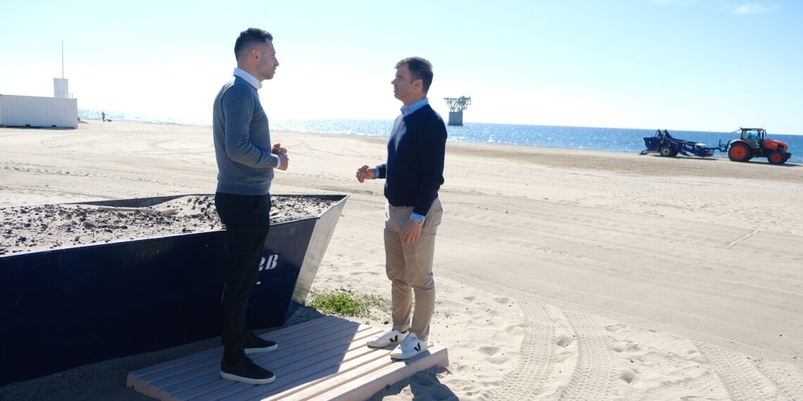 Marbella pone a punto las playas de cara a la Semana Santa con un dispositivo de 67 operarios y una veintena de máquinas