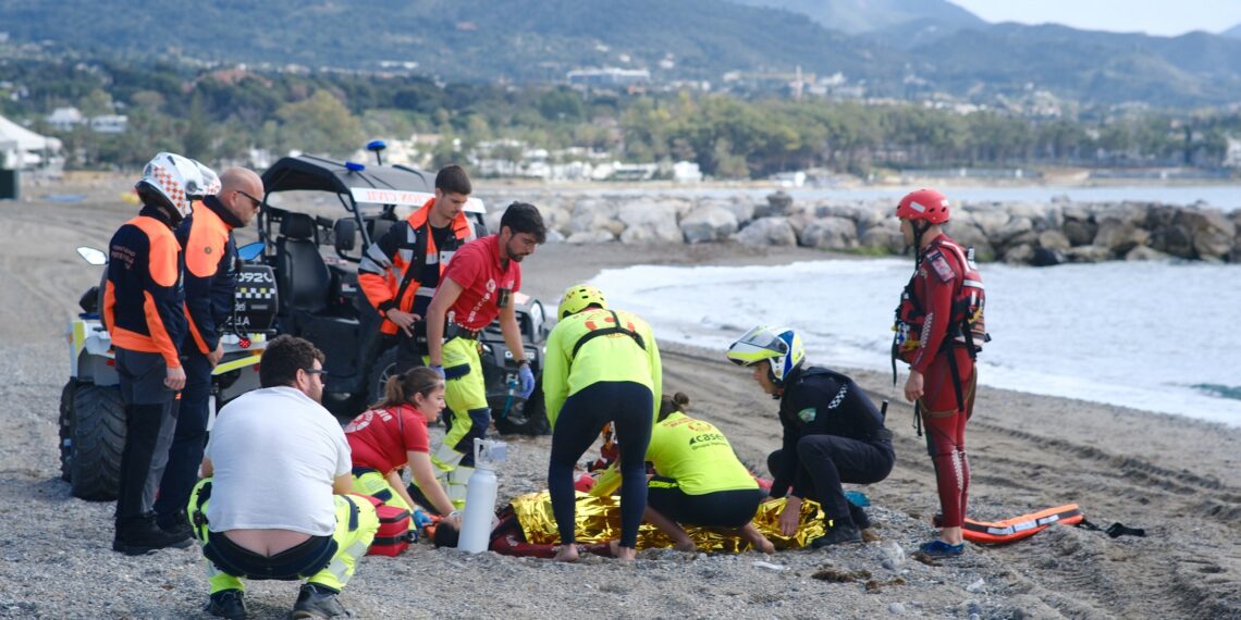 Más de 40 efectivos de los servicios de emergencia participan en un simulacro de seguridad para la renovación de la ‘Q’ de calidad de las playas de Marbella