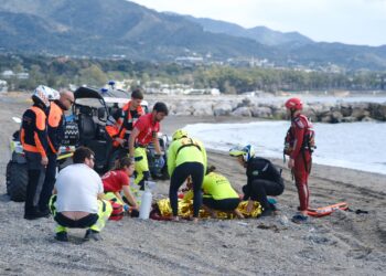 Más de 40 efectivos de los servicios de emergencia participan en un simulacro de seguridad para la renovación de la ‘Q’ de calidad de las playas de Marbella