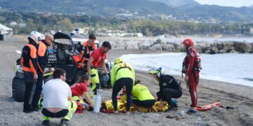 Más de 40 efectivos de los servicios de emergencia participan en un simulacro de seguridad para la renovación de la ‘Q’ de calidad de las playas de Marbella