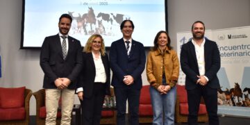 La Junta respalda las reivindicaciones de los veterinarios para que el Gobierno revise el nuevo decreto que “perjudica el ejercicio de la profesión”