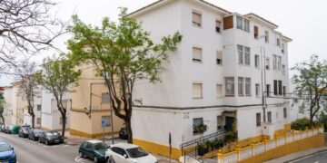Estepona continuará con su plan de remodelación integral de barrios en Tres Banderas
