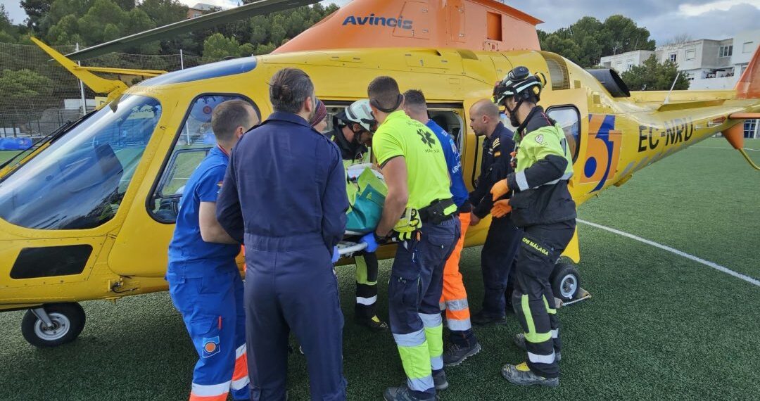 Trasladado en helicóptero un hombre que cayó de un tejado en Manilva