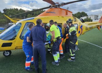 Trasladado en helicóptero un hombre que cayó de un tejado en Manilva