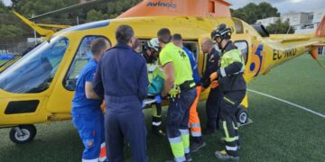 Trasladado en helicóptero un hombre que cayó de un tejado en Manilva