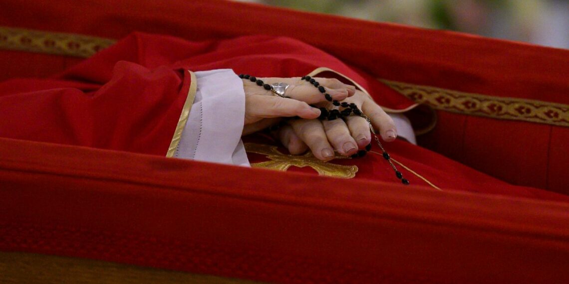 Miles de fieles se congregan en la Plaza de San Pedro para darle el último adiós al papa Francisco