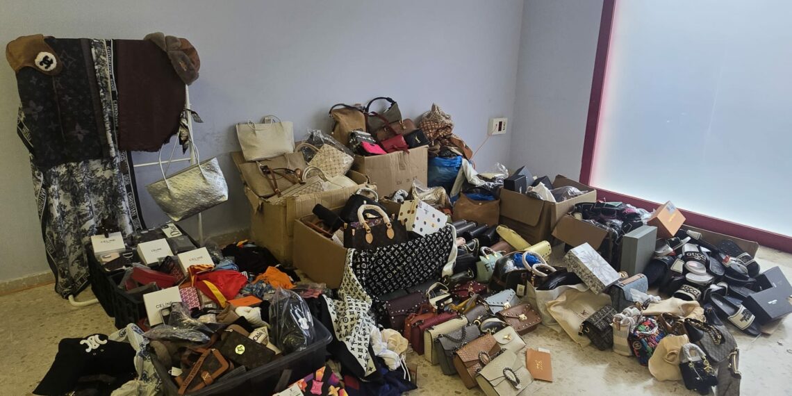 La Policía Local interviene cerca de un millar de artículos presuntamente falsificados en el mercadillo de Nueva Andalucía