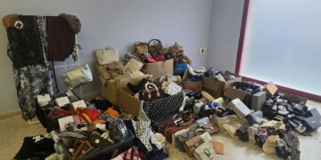 La Policía Local interviene cerca de un millar de artículos presuntamente falsificados en el mercadillo de Nueva Andalucía