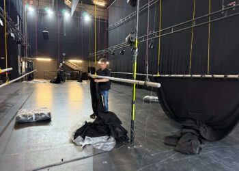 El Ayuntamiento de Estepona renueva el escenario del Teatro Auditorio Felipe VI