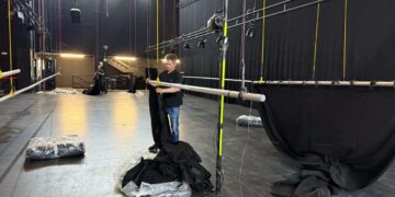 El Ayuntamiento de Estepona renueva el escenario del Teatro Auditorio Felipe VI