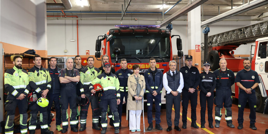 Los bomberos de Marbella guardan un minuto de silencio en homenaje a los dos compañeros fallecidos en un incendio en Alcorcón