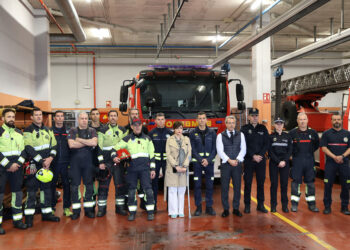 Los bomberos de Marbella guardan un minuto de silencio en homenaje a los dos compañeros fallecidos en un incendio en Alcorcón