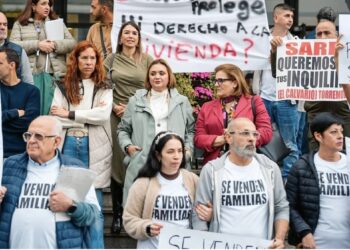 Concentración en Torremolinos por los diez vecinos de El Calvario afectados por el deshaucio