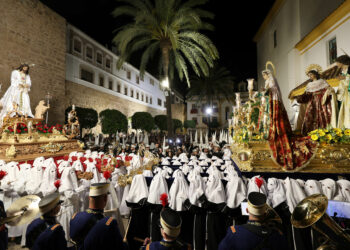 La lluvia no frena la devoción de Marbella: El emotivo encuentro de los titulares de Santa Marta