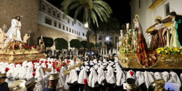 La lluvia no frena la devoción de Marbella: El emotivo encuentro de los titulares de Santa Marta