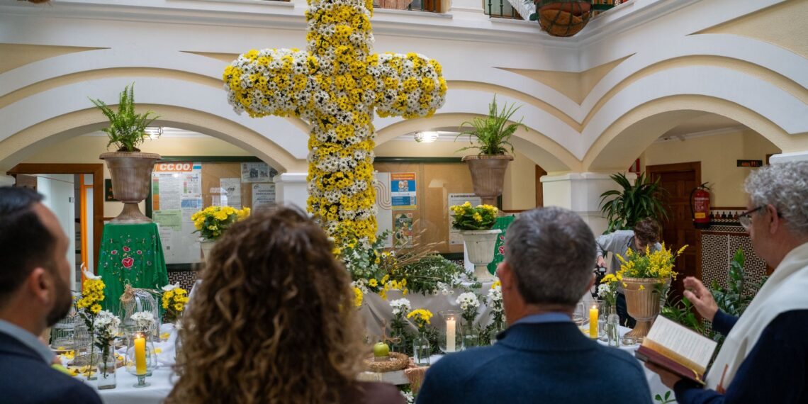 La Cruz de Mayo del Ayuntamiento de Benalmádena ya está abierta al público para vecinos y visitantes