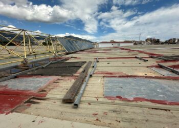 El Ayuntamiento de Mijas cambiará la cubierta de la piscina de Las Lagunas ante las graves deficiencias detectadas