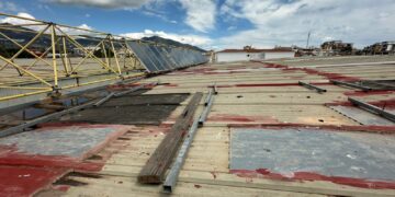 El Ayuntamiento de Mijas cambiará la cubierta de la piscina de Las Lagunas ante las graves deficiencias detectadas